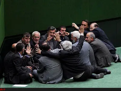 خط‌کشی‌های مجلس و فراکسیون نا«فراگیر» ولایت/ لاریجانی؛ برنده روزهای بدون فراکسیون پارلمان