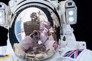 موجودات فضایی واقعاً وجود دارند؟ / پاسخ یک فضانورد انگلیسی