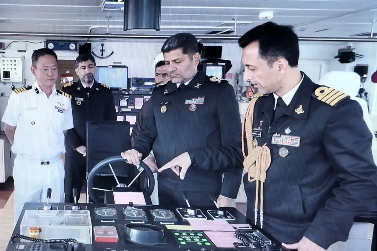 فرمانده منطقه سوم دریایی نبوت نداجا از یگان شناور سارتاک گارد ساحلی کشور هند بازدید کرد