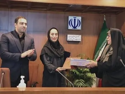  تجلیل از اولین بانوى طلایى پاورلیفتینگ ایران در نشست کمیسیون زنان کمیته ملى المپیک 
