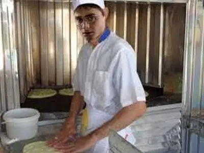 دستان هنرمند شاطر نانوا با این خمیر چه می کند!+عکس