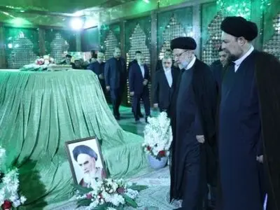 رئیس الجمهوریة واعضاء الحکومة یجددون العهد مع مبادئ الامام الخمیني الراحل