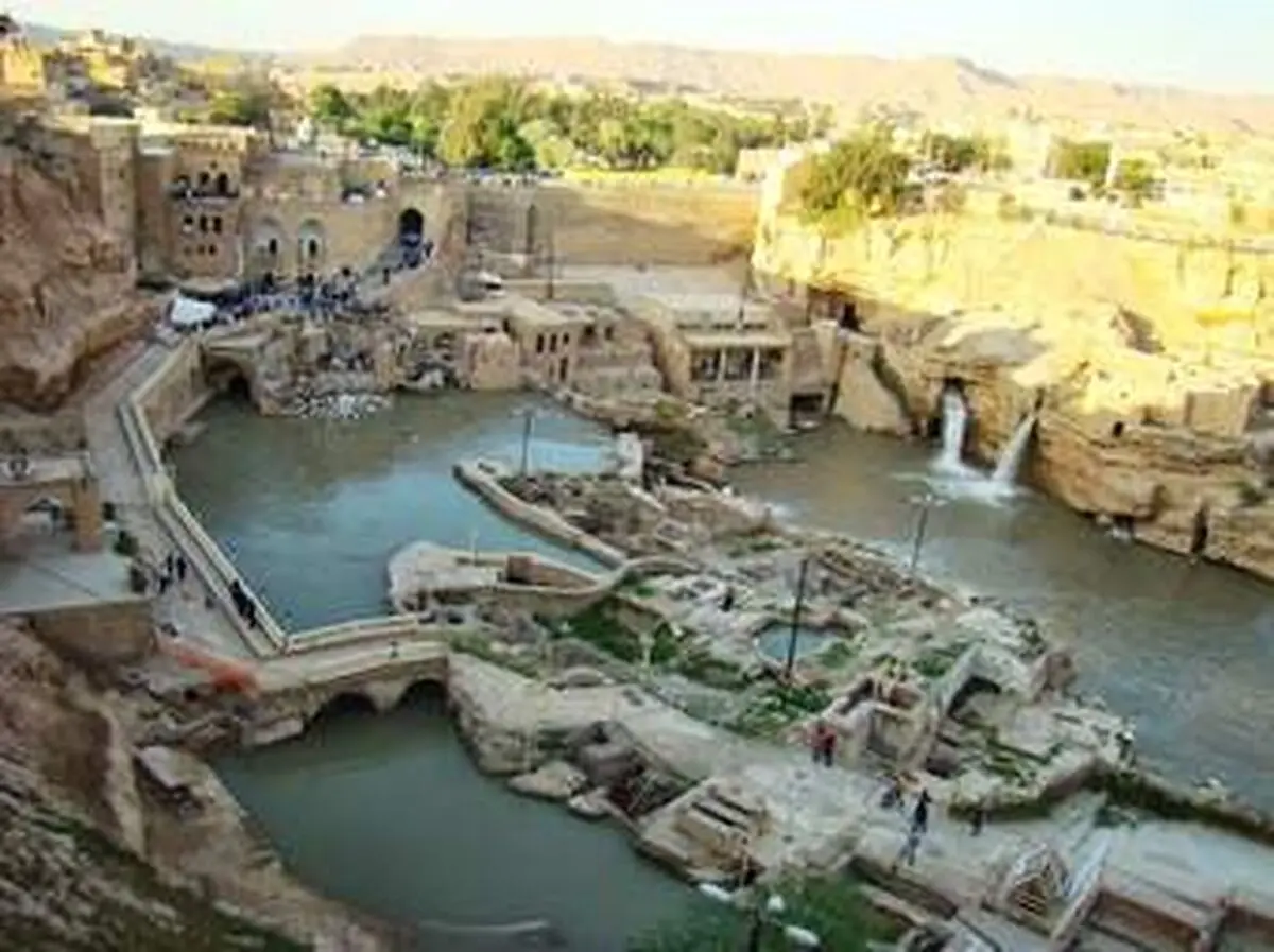 شکاف عمیق در توده‌های خاک دیواره غربی سازه‌های آبی – تاریخی شوشتر/ از نفوذ بیشتر آب جلوگیری شود
