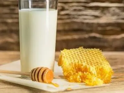 آیا حل کردن عسل در شیر و آبجوش مفید است ؟