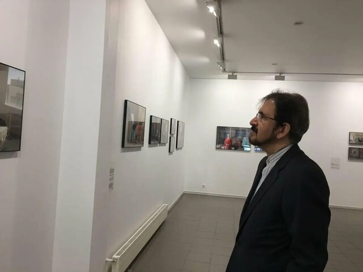 قاسمی از دومین نمایشگاه بین المللی ایران فتو در پاریس بازدید کرد