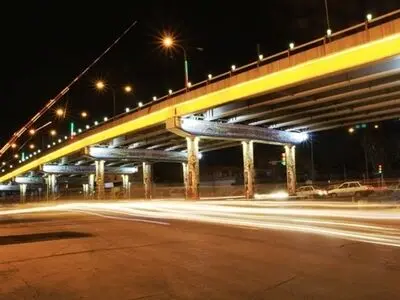 بخشی از پل ورزشگاه تختی اهواز مسدود شد