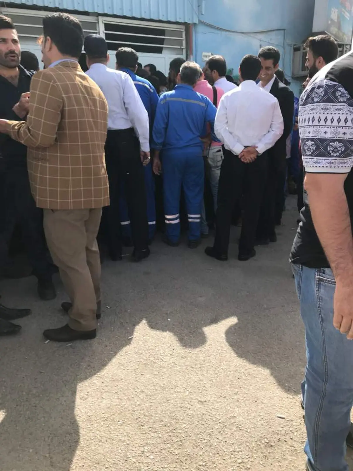 تجمع اعتراضی کارکنان دریایی در بندر امام خمینی/ با نان ما بازی نکنید