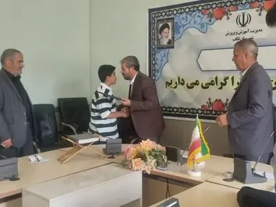 دلنوشته دانش‌آموز تکابی بهانه‌ای برای یک مراسم تقدیر شد