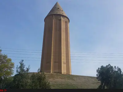 گنبد قابوس روی آب بنا شده/ برج را سوسک‌ها، فضله پرندگان و درختچه‌ها محاصره کرده‌اند+عکس