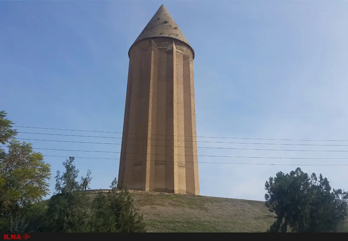 گنبد قابوس روی آب بنا شده/ برج را سوسک‌ها، فضله پرندگان و درختچه‌ها محاصره کرده‌اند+عکس