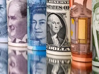 Dollar holds advantage over low-yielders, risk currencies slip back