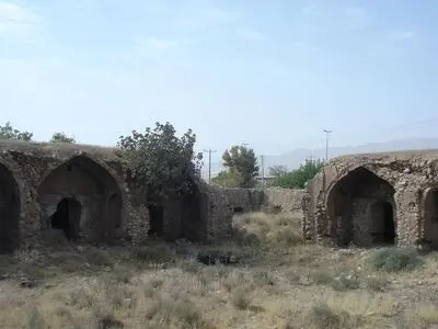 کاروانسرای صفوی «دوکوهک» فارس در حال تخریب/ برداشت سنگ از کاروانسرا برای ساخت خانه!