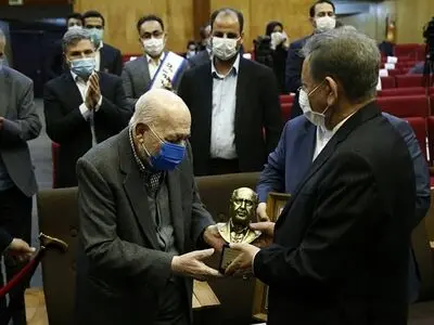 تقدیر ویژه از محسن خلیلی عراقی به عنوان "بزرگ مرد صنعت و تولید" در جشنواره کارآفرینان برتر