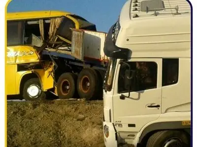 یک کشته و 19 مصدوم؛ رهاورد برخورد اتوبوس با کامیون در جاده سرچم