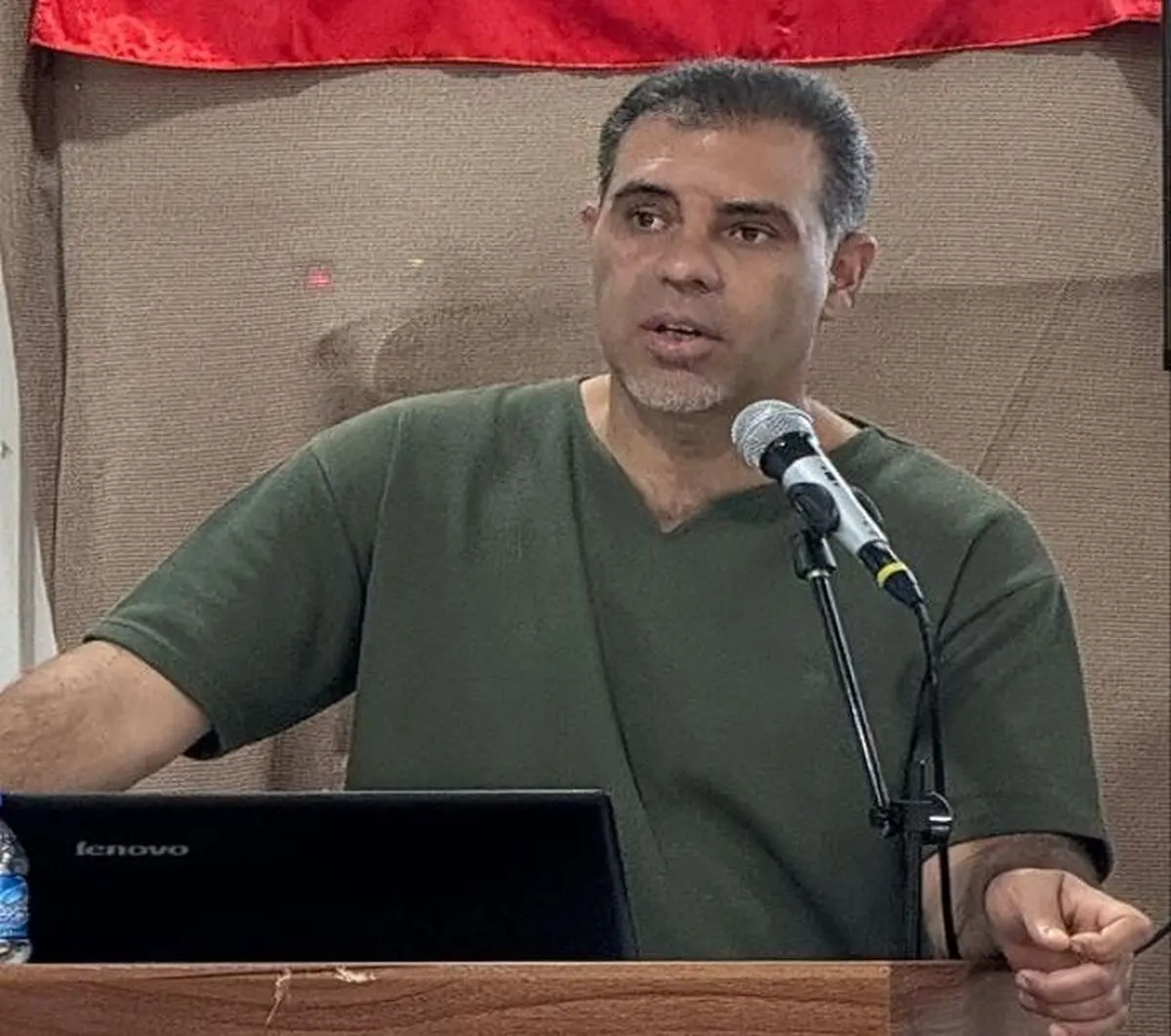 کارگری که در سکوت، داربست لرزان را می‌بیند/ سرپرست فقط فریاد می‌زند!