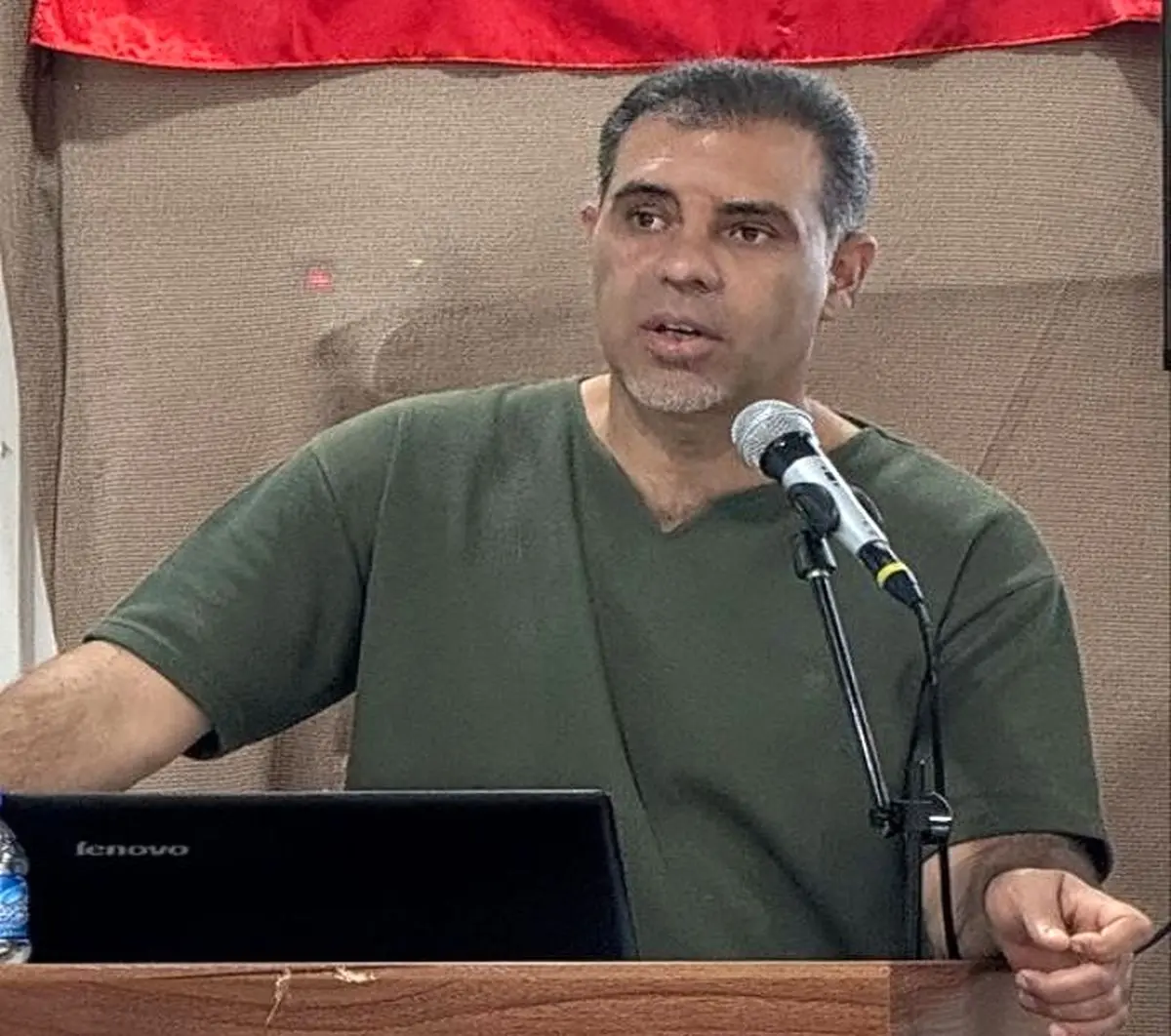 کارگری که در سکوت، داربست لرزان را می‌بیند/ سرپرست فقط فریاد می‌زند!