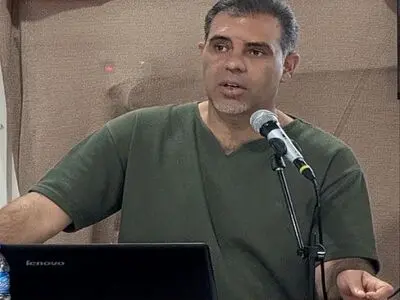 کارگری که در سکوت، داربست لرزان را می‌بیند/ سرپرست فقط فریاد می‌زند!