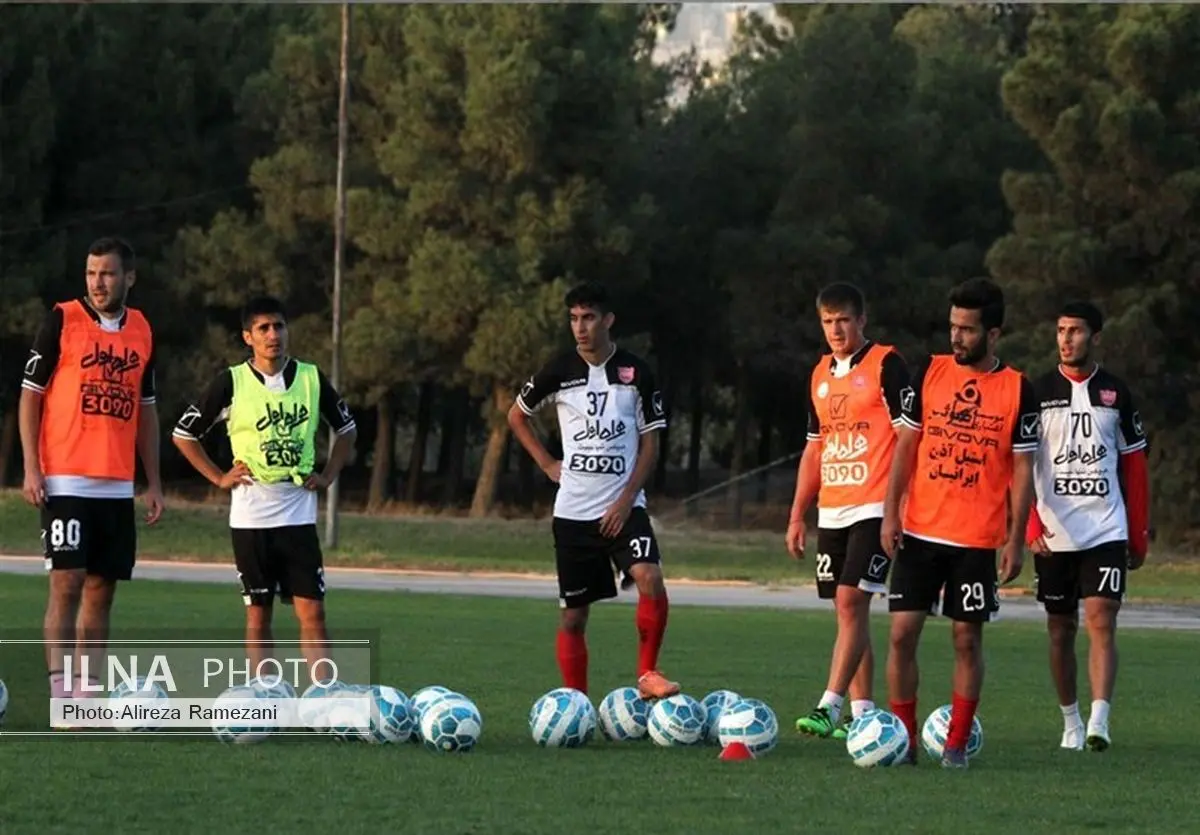 کاروان پرسپولیس با ۱۹ بازیکن عازم اهواز میشود