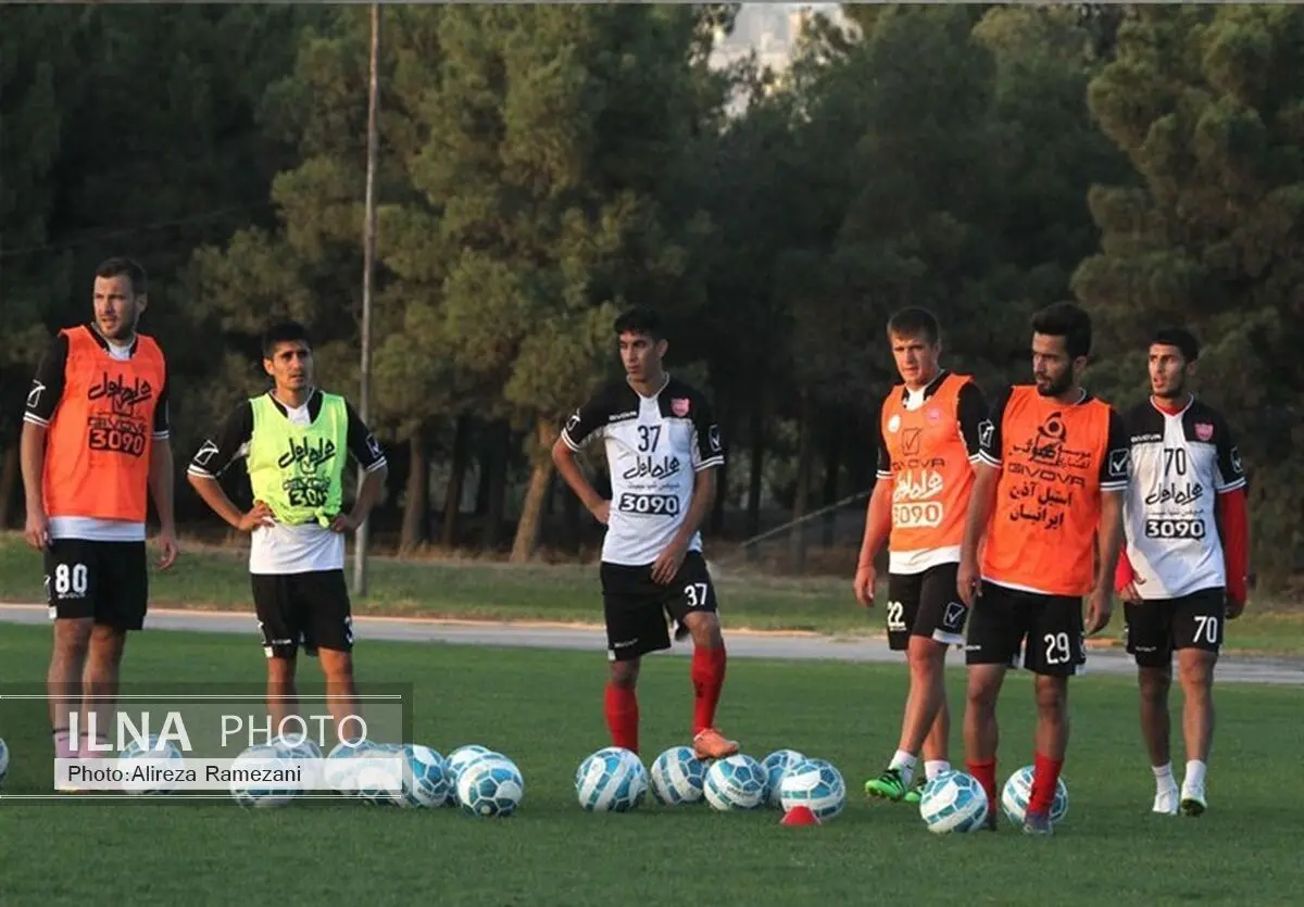 کاروان پرسپولیس با ۱۹ بازیکن عازم اهواز می‌شود