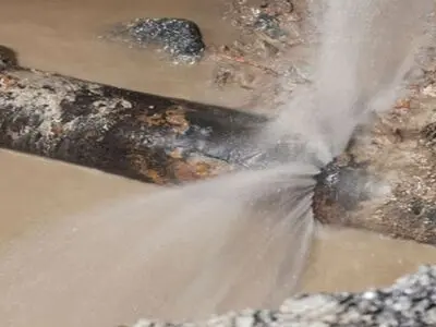 شکستگی خط انتقال آب چشمه گل گل در حال رفع شدن است    / شهروندان، روز دوشنبه اقدام به ذخیره احتیاطی آب کنند