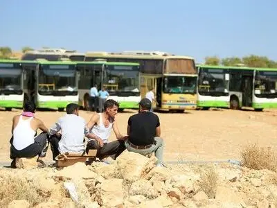 تخلیه باقی‌ماندگان تروریست‌ها از عرسال آغاز شد