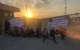 تجمع دوباره جوانان روستایی خوزستان مقابل نیشکر دعبل خزایی/ ما فقط کار می‌خواهیم