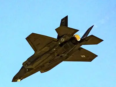 حمله گسترده ارتش آمریکا به مواضع داعش در رقه و دیرالزور/ یک فرمانده ارشد داعش کشته شد