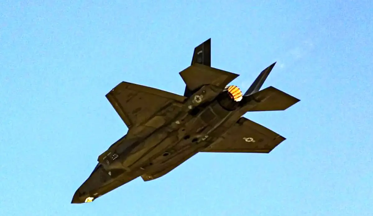 حمله گسترده ارتش آمریکا به مواضع داعش در رقه و دیرالزور/ یک فرمانده ارشد داعش کشته شد