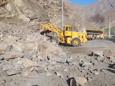 ریزش سنگ در جاده کرج_کندوان محدوده تونل شماره ۴/بارش خسارتی به ابنیه راه های البرز  وارد نکرد