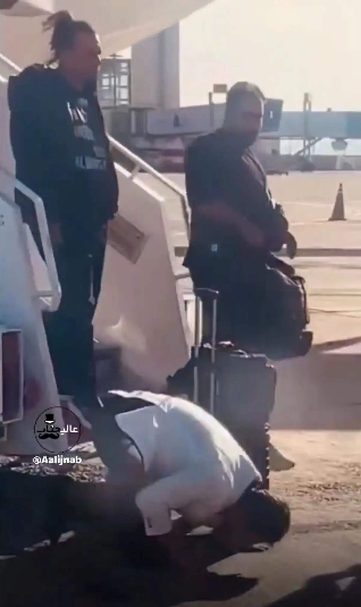 اقدام احساسی و معنادار بیژن مرتضوی پس از خروج از هواپیما در تهران + فیلم