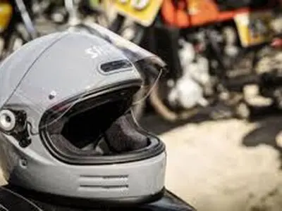 اهدای ۴۳۰ عدد کلاه ایمنی به راکبان موتورسیکلت کرمانشاه