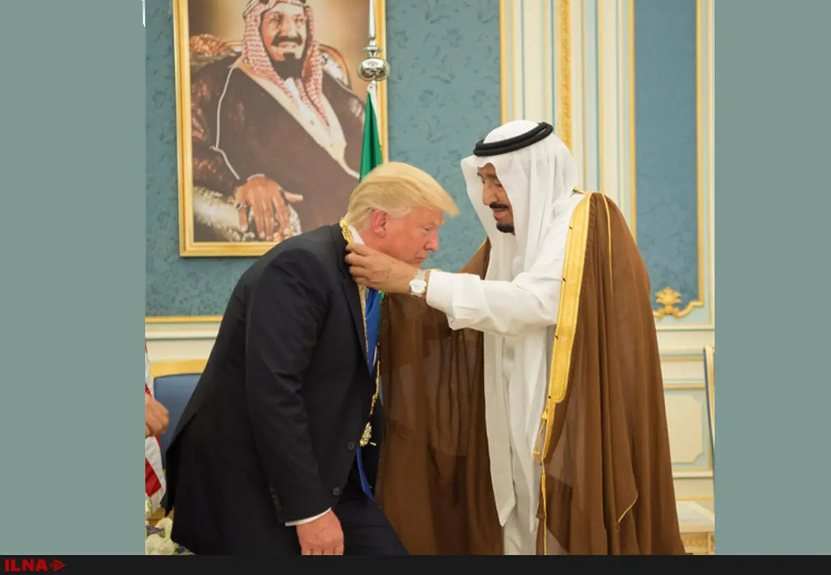 فیلم/ لحظه آویختن عالی‌ترین نشان عربستان بر گردن ترامپ 