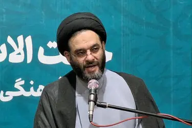 در بقاع متبرکه کار جانبدارانه سیاسی به نفع اشخاص و جناح‌ها ممنوع است