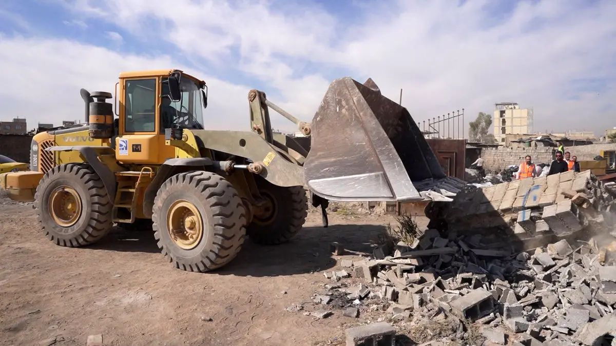 اجرای رأی کمیسیون ماده ۱۰۰ در منطقه ۵ شهرداری شیراز/ تخریب ۹ انبار ضایعات غیرمجاز در بلوار شهیدان قمری