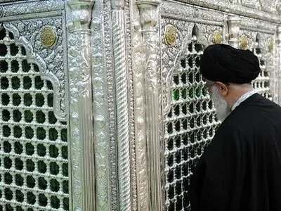 قائد الثورة الإسلامیة یزور مرقد السید عبدالعظیم الحسني (ع)