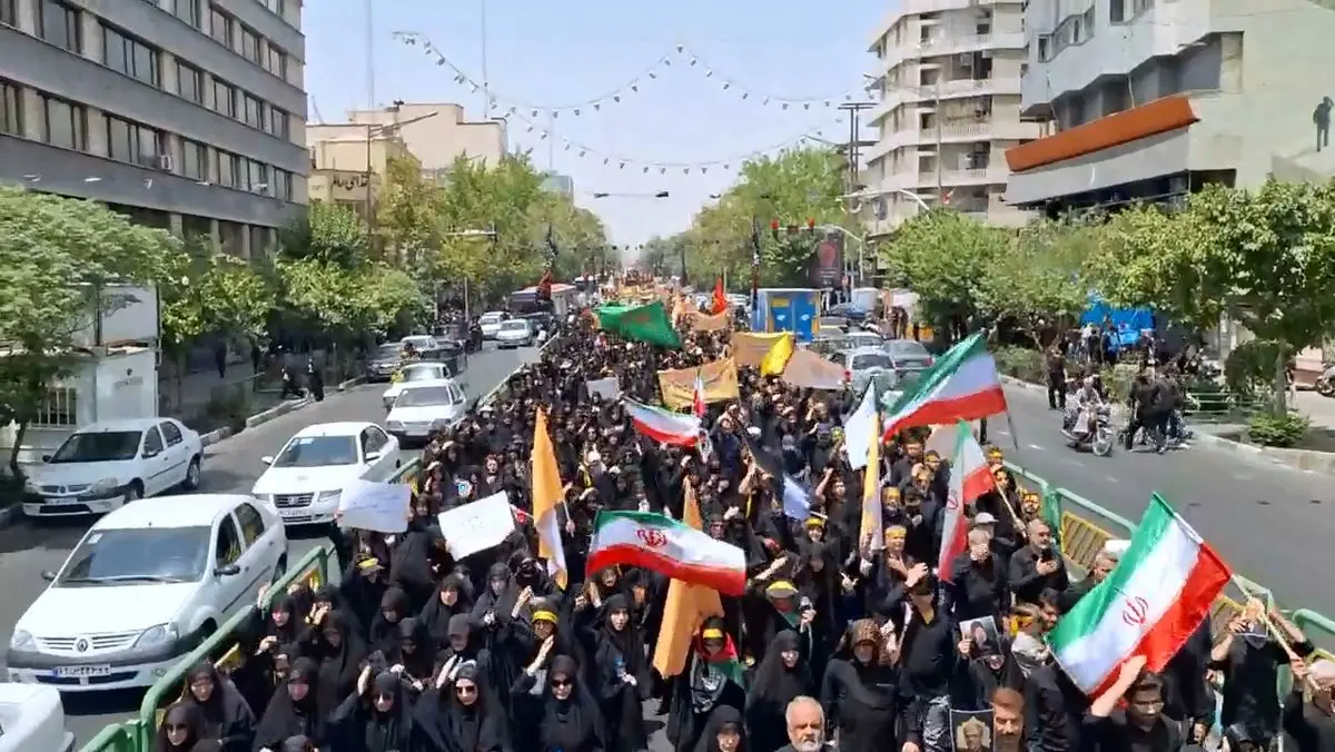دسته عزاداری تاسوعای تهرانی‌ها در پشتیبانی از رهبر انقلاب + فیلم
