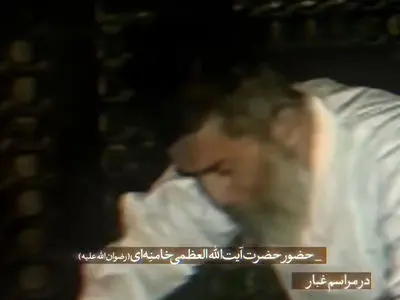 غبارروبی مضجع شریف امام رضا(ع) با حضور رهبر شهید در سال ۷۰+ فیلم