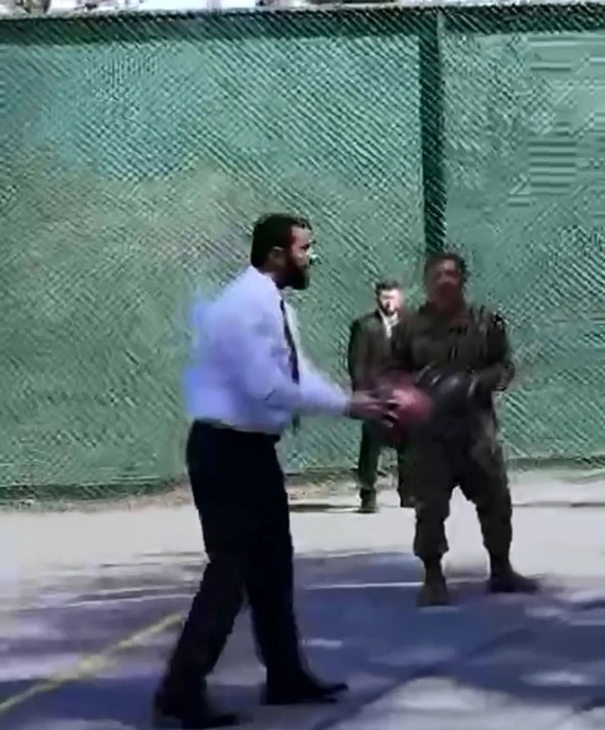 بازی بسکتبال میان جولانی و فرمانده سنتکام در بدو ورود به آمریکا + فیلم