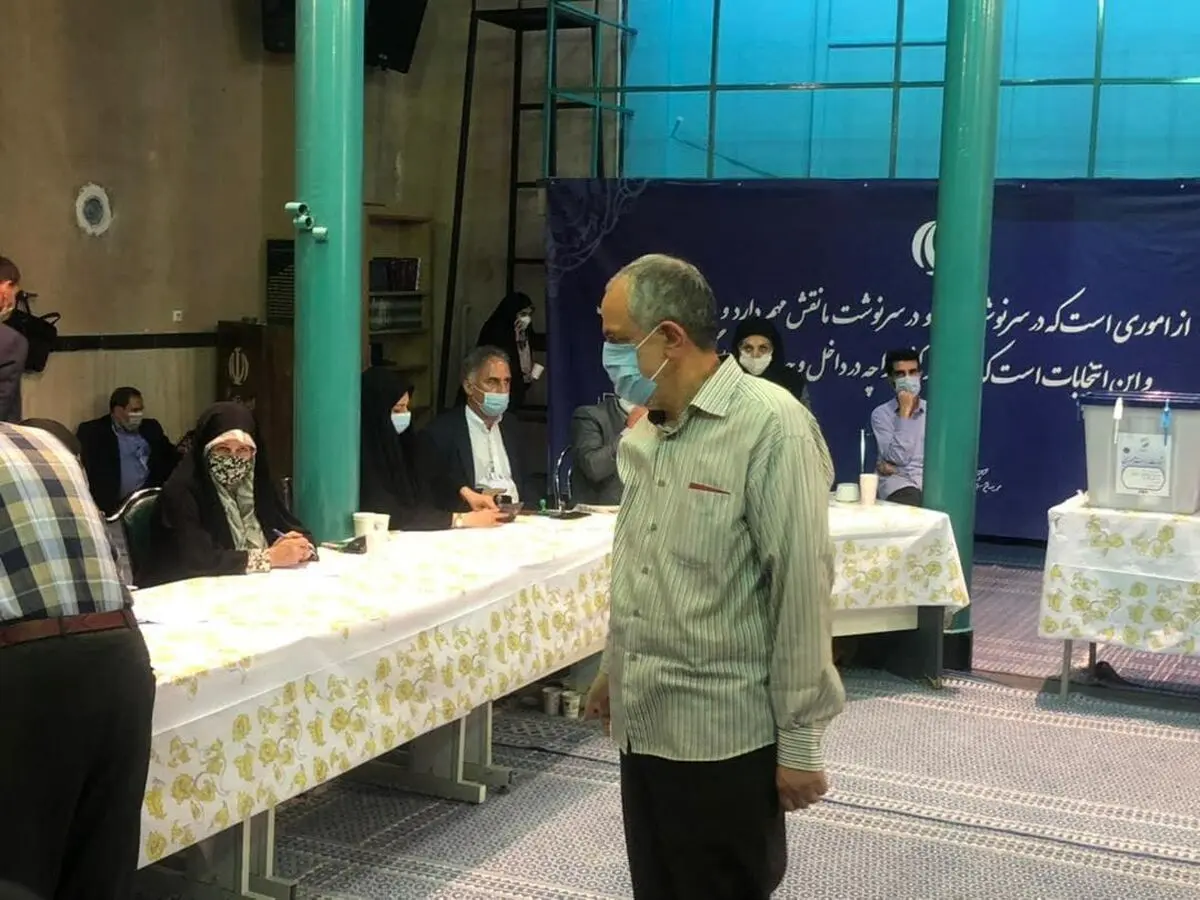 مسجد جامعی در حسینیه جماران رای خود را به صندوق انداخت