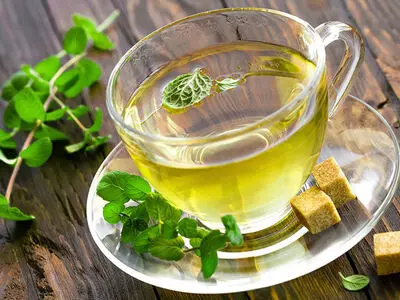 ۸ دمنوش گیاهی برای کاهش نفخ معده