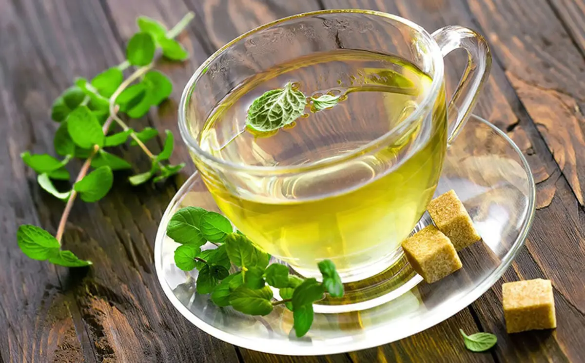 ۸ دمنوش گیاهی برای کاهش نفخ معده