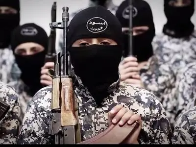 داعش به کودکان در مدارس سر بریدن آموزش می‌دهد