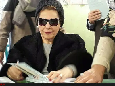 پری زنگنه: با نوشتن به مبارزه با محدودیت رفتم/ اجازه ندادم آوازخوانی از من دور شود