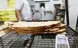 «کار» بی‌بیمه پای تنورهای داغ/ دستمزد کارگران گرو برداشته می‌شود!