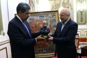 قالیباف هدیه خانواده شهید سلیمانی را به رئیس جمهور ونزوئلا تقدیم کرد