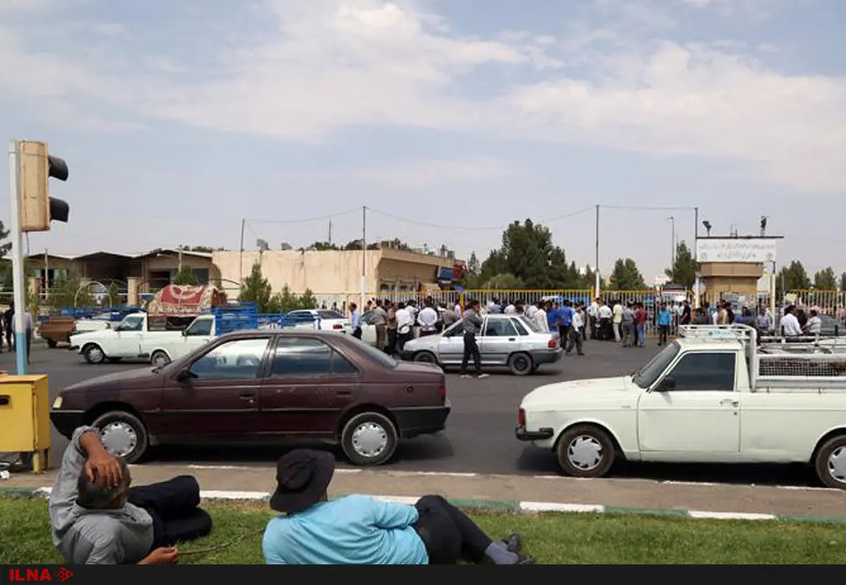 تجمع وانت‌دارانِ میوه فروش قم در اعتراض به مرگ همکارشان