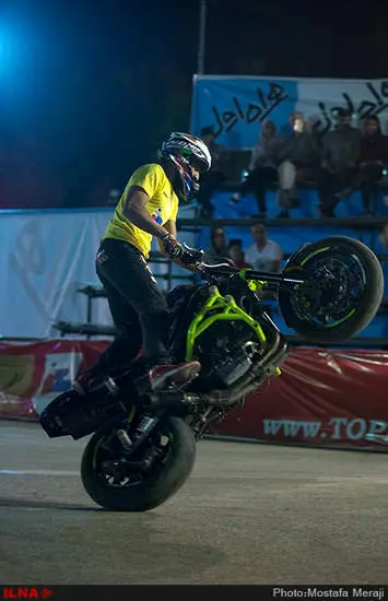 حرکات نمایشی انفرادی موتور ریس توسط سامان قنبرزاده قهرمان آسیا در پارک ملت شهرکرد