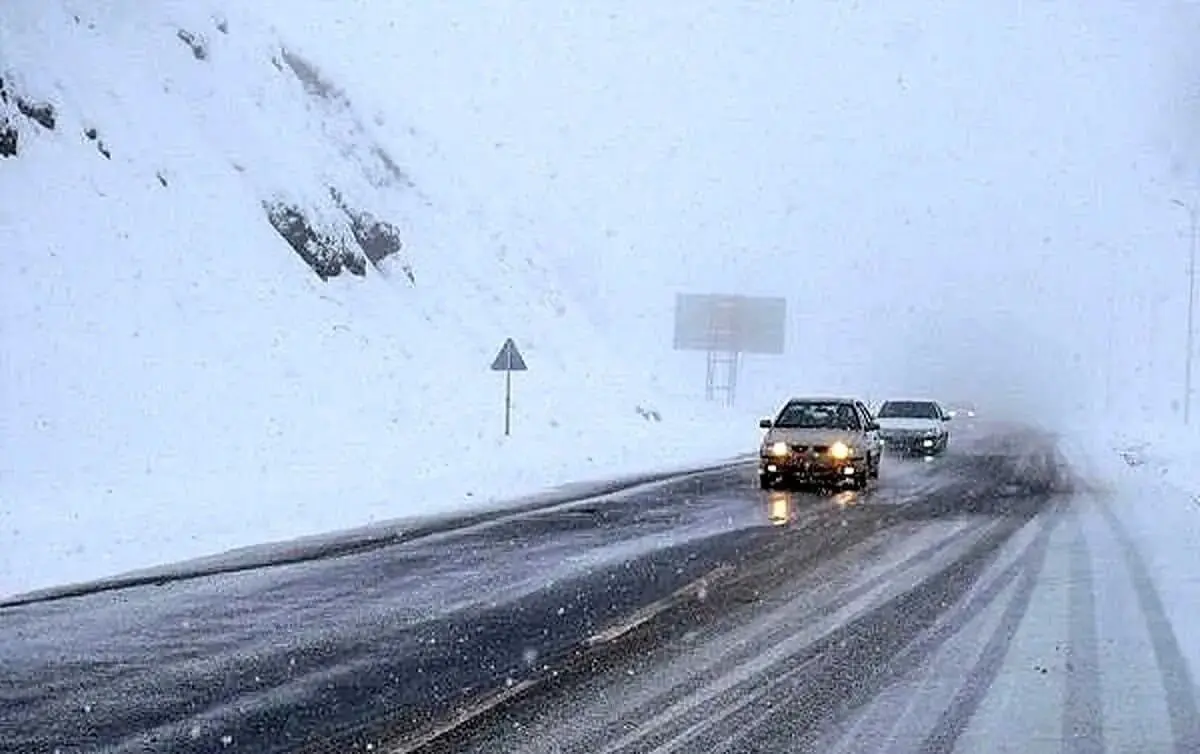 تداوم بارش برف در محورهای جنوبی و شمالی آذربایجان غربی/رانندگان زنجیر چرخ همراه داشته باشند
