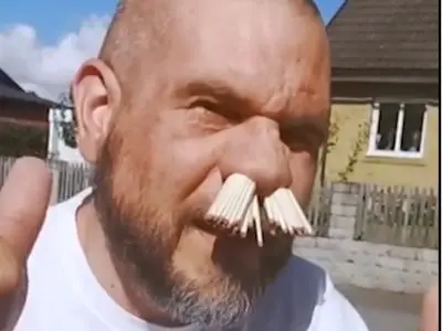 فرو کردن ۸۱ چوب کبریت در بینی؛ عجیب‌ترین رکورد گینس + فیلم