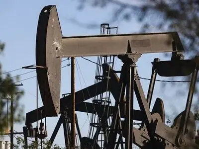 Oil settles at lowest price in nearly a week as traders watch Iran talks, Ukraine